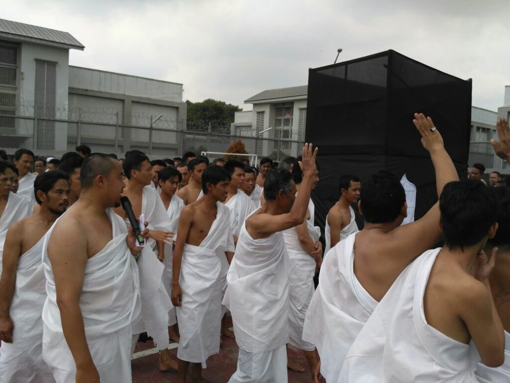 Tawaf mengelilingi Ka'bah