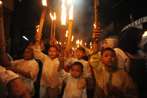 muslimchildrencarrytorchesastheytakepartduringa dompet dhuafa