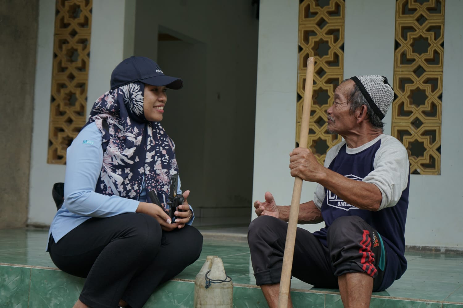 Salah seorang jurnalis sedang melakukan wawancara dengan warga sebagai penerima manfaat wakaf sumur di Pacitan.