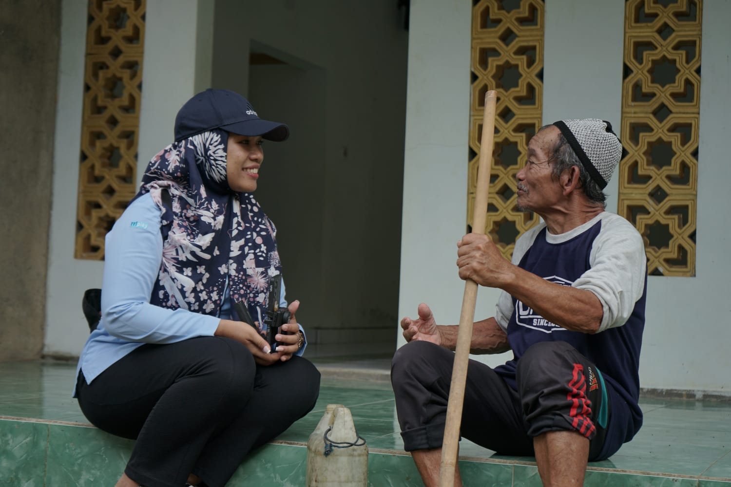 Salah seorang jurnalis sedang melakukan wawancara dengan warga sebagai penerima manfaat wakaf sumur di Pacitan.
