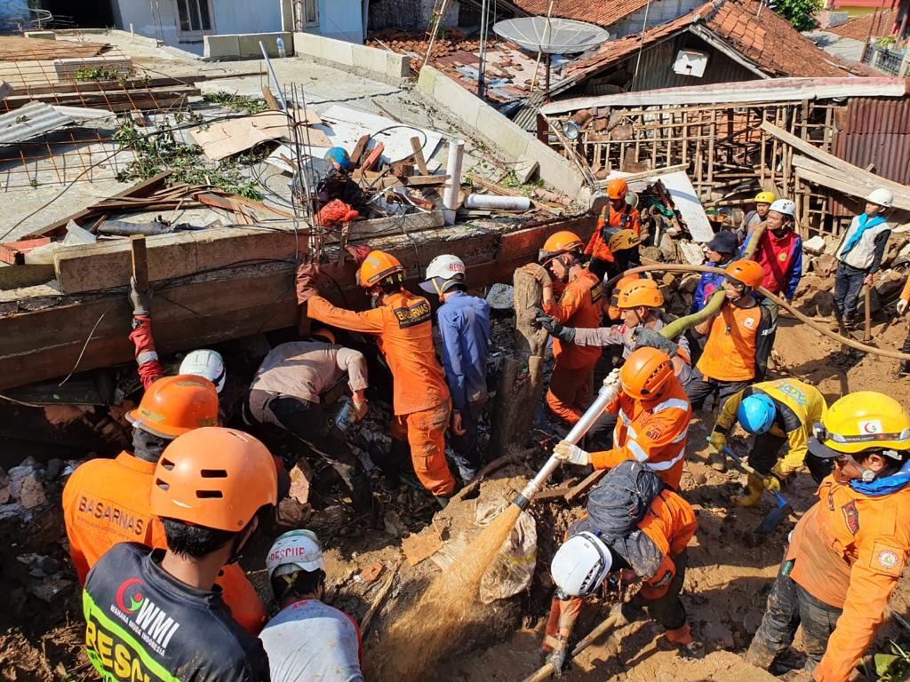 dmc responds to bogor landslide dompet dhuafa