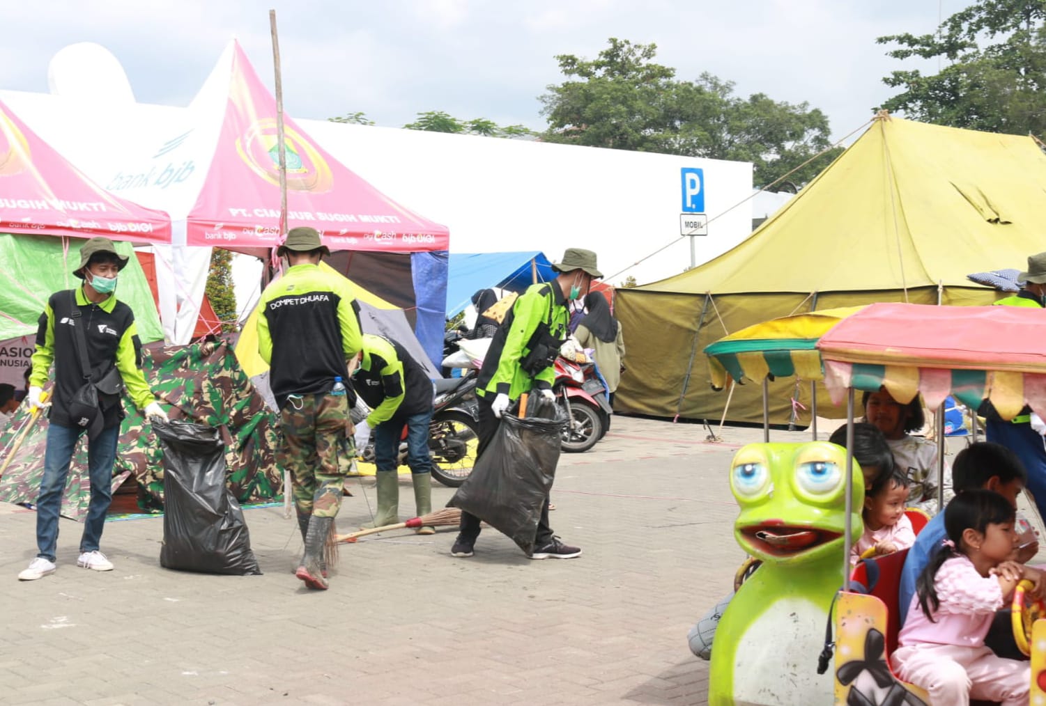 bis dompet dhuafa gelar aksi bersihbersih di lokasi pengungsi2 dompet dhuafa