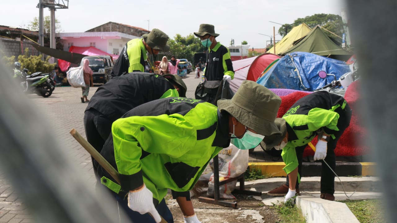 bis dompet dhuafa gelar aksi bersihbersih di lokasi pengungsi4 dompet dhuafa