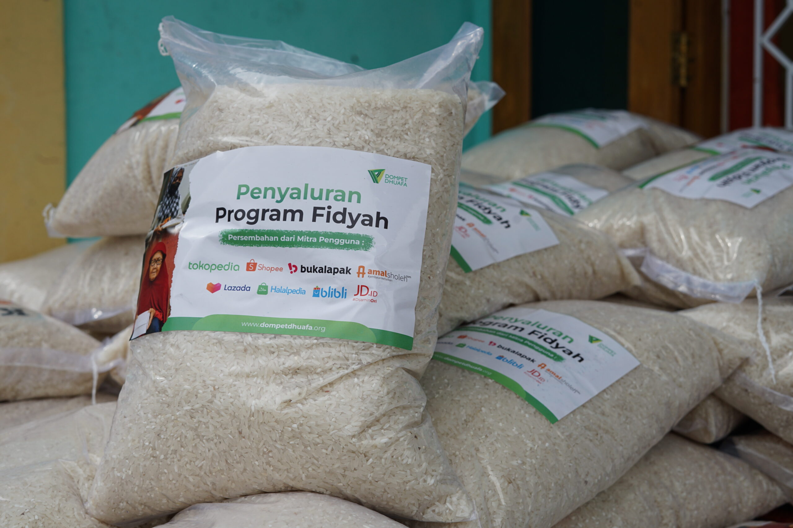 penyaluran fidyah dompet dhuafa orang-yang-bayar-fidyah
