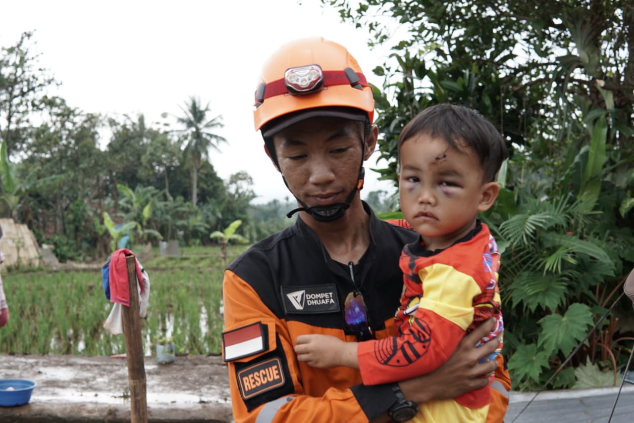 tim rdk tangani korban reruntuhan gempa4 dompet dhuafa