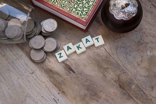 zakatwordonwhitecubesandcoinsstackedmuslimconcept dompet dhuafa cara-menghitung-zakat
