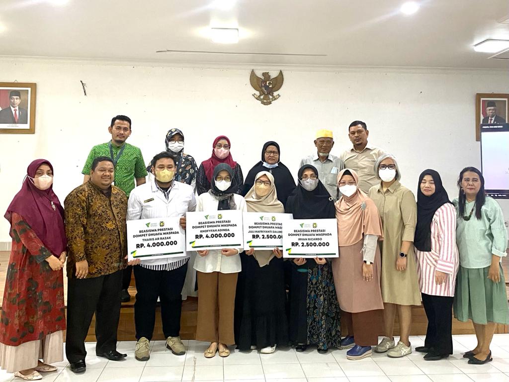 dd waspada serahkan bantuan beasiswa prestasi untuk mahasiswa fkg usu3 dompet dhuafa