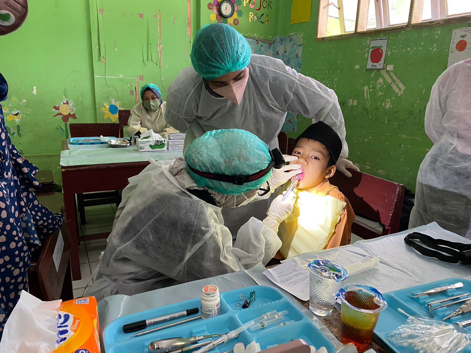 mahasiswa fkg usu gelar pengabdian periksa gigi anak di sekolah bintang rabbani2 dompet dhuafa