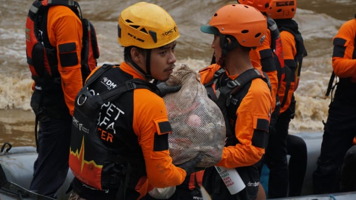 aksi bersih sungai ciliwung dompet dhuafa dompet dhuafa aksi-bersih-sungai-ciliwung