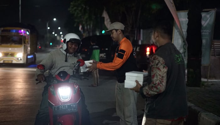 dompet dhuafa bagikan makan sahur 4 dompet dhuafa pos-pelayanan-mudik-dompet-dhuafa-bagikan-makan-sahur