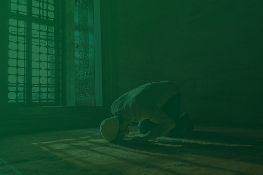 Ilustrasi orang beribadah di dalam masjid untuk artikel hukum membangun dana zakat untuk membangun masjid