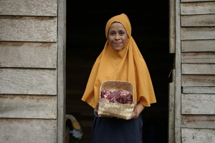 wanita papua nikmati daging kurban thk 1 dompet dhuafa wanita-papua-nikmati-daging-kurban-THK