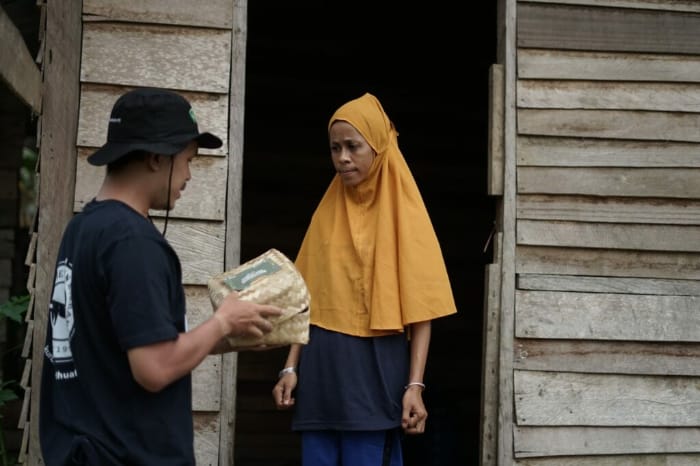 wanita-papua-nikmati-daging-kurban-THK