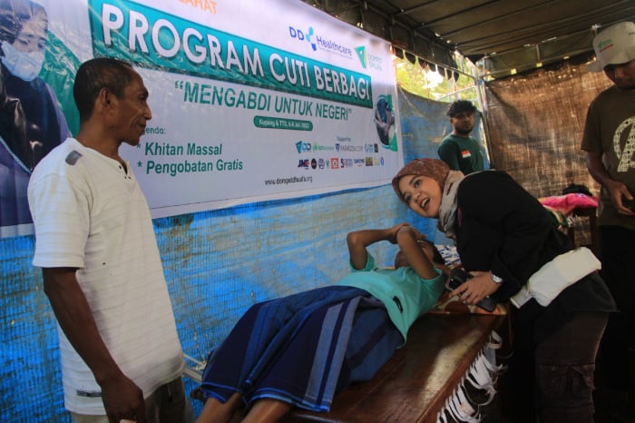 cuti berbagi dompet dhuafa bersama dokter relawan di ntt 9 dompet dhuafa Program Cuti Berbagi: Dompet Dhuafa Ajak 100 Dokter Relawan Gelar Sunatan Massal dan Layanan Kesehatan Gratis di NTT.