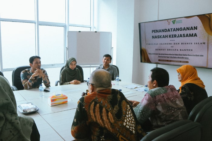 penandatangan kerja sama Program Kantin Kontainer Dompet Dhuafa dan UIN "SMH" Banten.