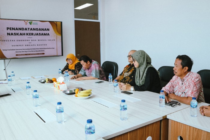 penandatangan kerja sama Program Kantin Kontainer Dompet Dhuafa dan UIN "SMH" Banten.