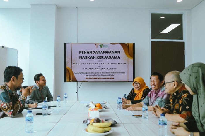 penandatangan kerja sama Program Kantin Kontainer Dompet Dhuafa dan UIN "SMH" Banten.
