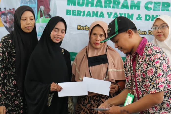 LPM Dompet Dhuafa Salurkan School Kit dan Santunan Guru Ngaji