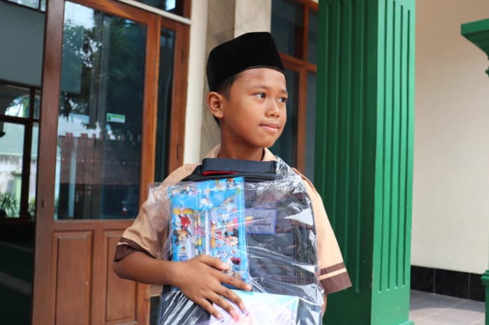 LPM Dompet Dhuafa Salurkan School Kit dan Santunan Guru Ngaji