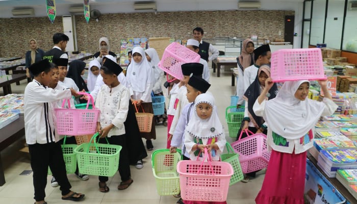 Dompet Dhuafa ajak anak-anak yaitm Lampung bertamasya dan berbelanja