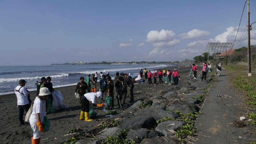 audit sampah di pantai wisata jawa tengah 2 dompet dhuafa Taklukkan Sampah, Demi Masa Depan Cerah