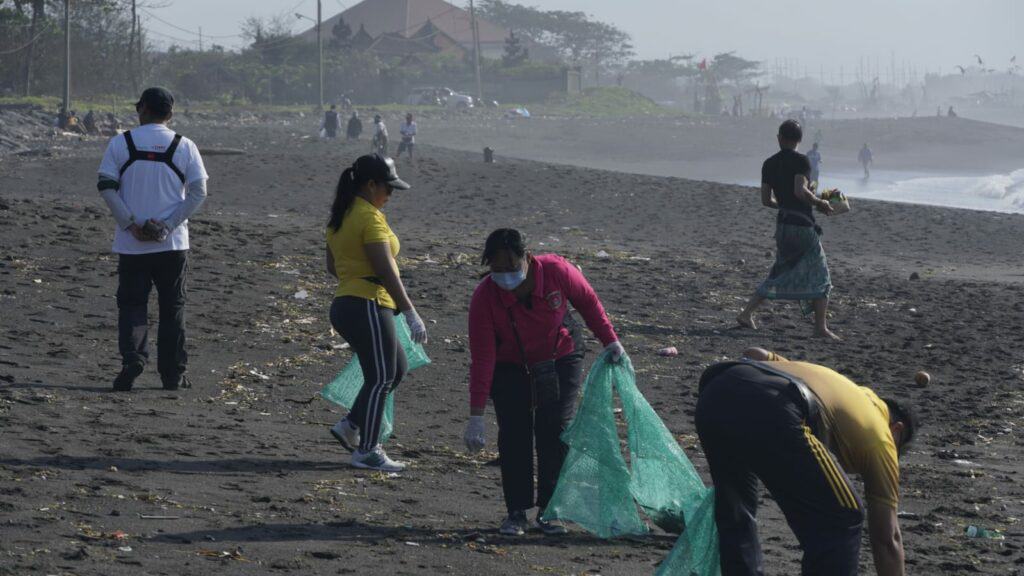 audit sampah di pantai wisata jawa tengah 4 dompet dhuafa Taklukkan Sampah, Demi Masa Depan Cerah