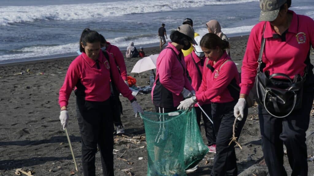 audit sampah di pantai wisata jawa tengah 6 dompet dhuafa Taklukkan Sampah, Demi Masa Depan Cerah