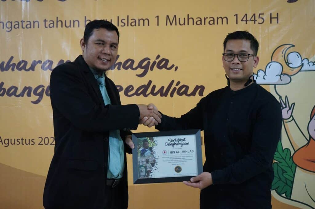 ibs al ikhlas salurkan donasi ke smart 10 dompet dhuafa IBS Al Ikhlas Salurkan Donasi ke SMART Ekselensia Indonesia Dompet Dhuafa