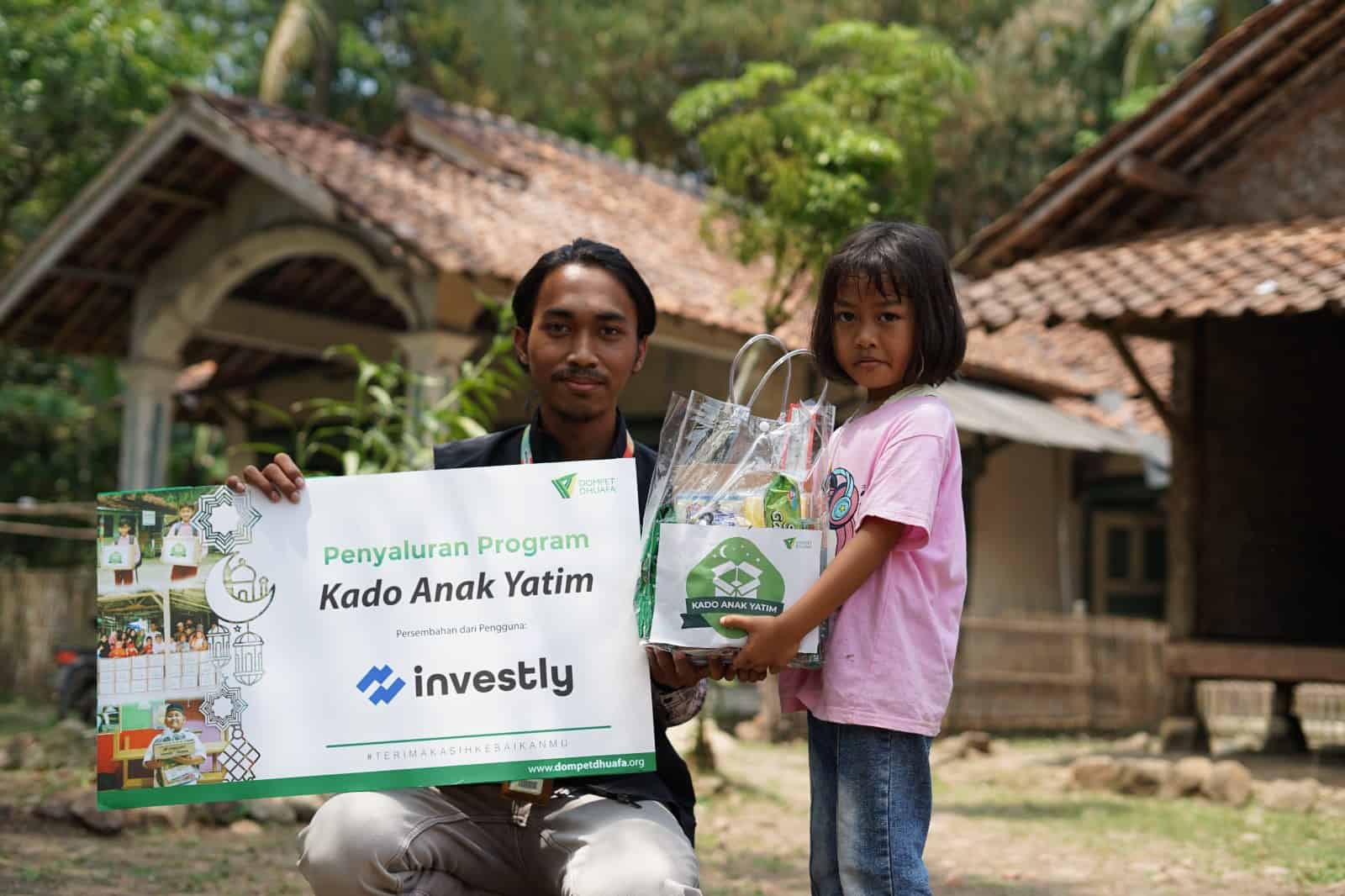 investly bagikan school kit dompet dhuafa Investly Bagikan School Kit
