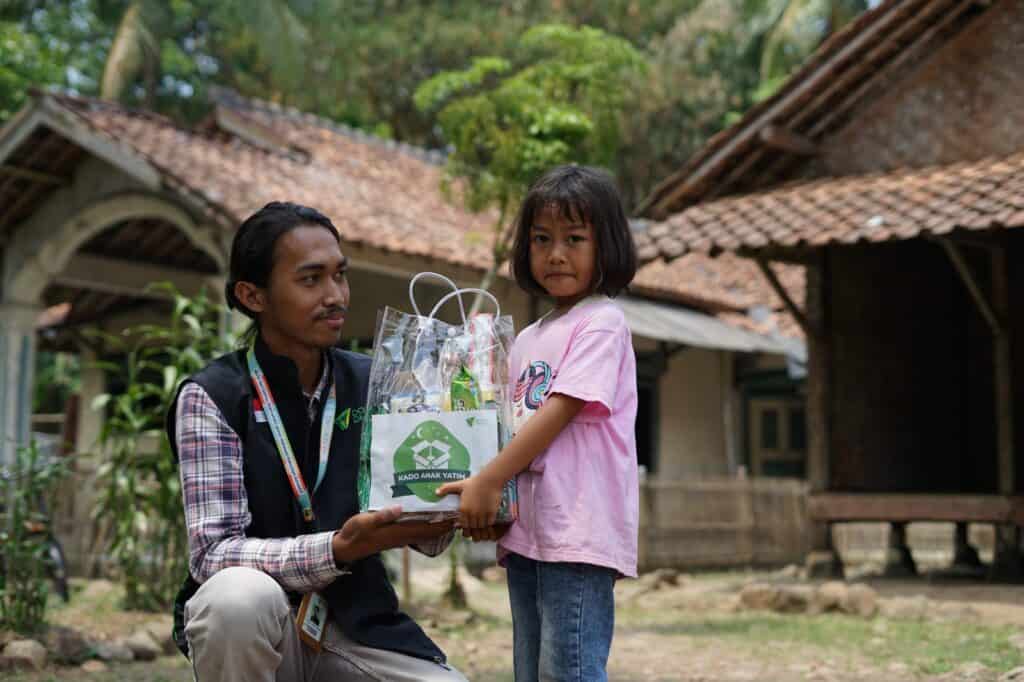 investly bagikan school kit1 dompet dhuafa Investly Bagikan School Kit