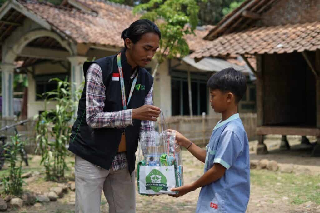 investly bagikan school kit3 dompet dhuafa Investly Bagikan School Kit