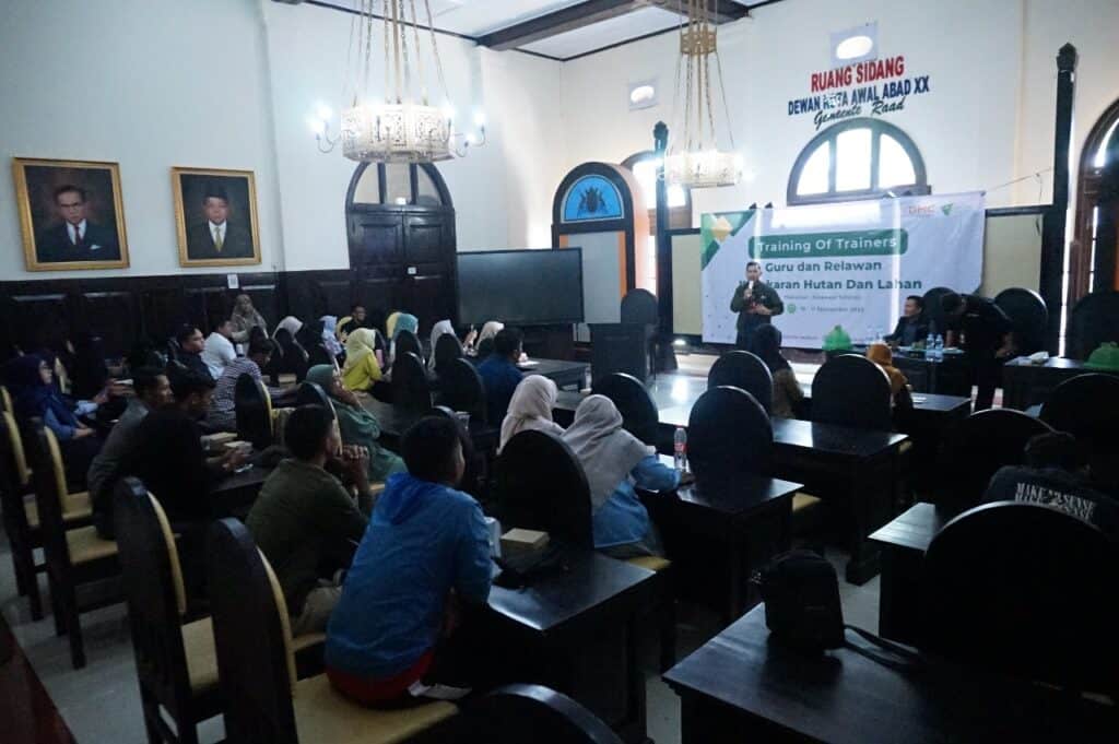 makassar siap siaga bencana 1 dompet dhuafa SGI dan DMC Dompet Dhuafa menggelar pelatihan siaga bencana bagi para guru di Makassar
