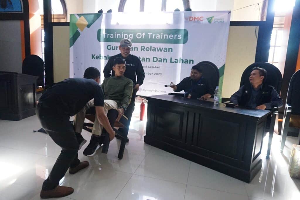 makassar siap siaga bencana 3 dompet dhuafa SGI dan DMC Dompet Dhuafa menggelar pelatihan siaga bencana bagi para guru di Makassar