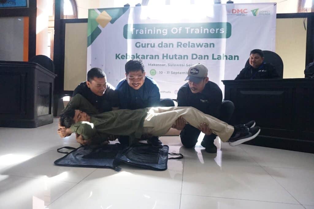 makassar siap siaga bencana 5 dompet dhuafa SGI dan DMC Dompet Dhuafa menggelar pelatihan siaga bencana bagi para guru di Makassar