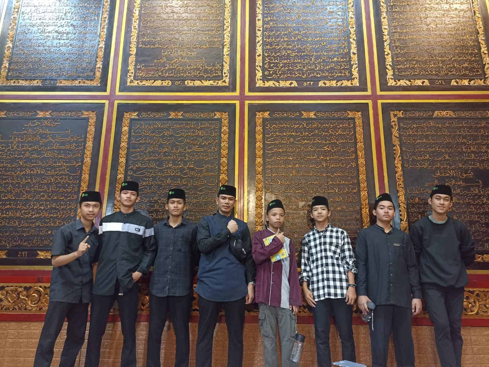 santri etahfizh dompet dhuafa sumsel kunjungi wisata religi alquran alakbar 2 dompet dhuafa Santri E-Tahfizh Dompet Dhuafa Sumsel Kunjungi Wisata Religi Al-Qur'an Al-Akbar