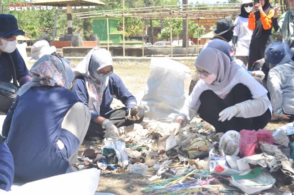 Audit Sampah di Pantai Teluk Penyu Jawa Tengah