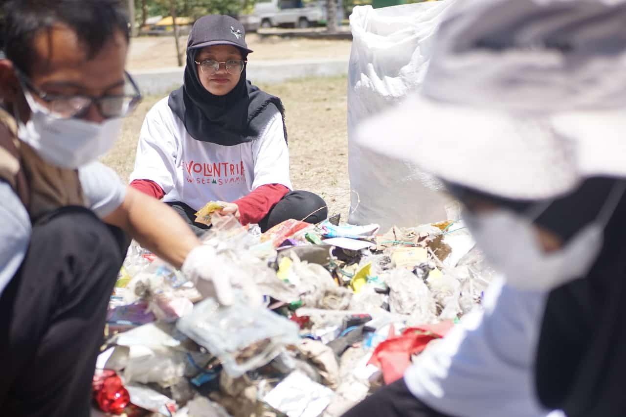 Audit Sampah di Pantai Teluk Penyu Jawa Tengah