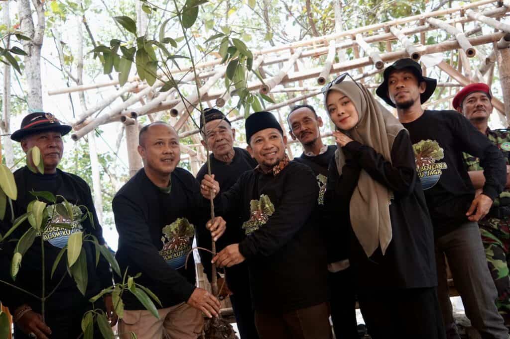 tanam mangrove 1 dompet dhuafa Dompet Dhuafa 1000 Mangrove