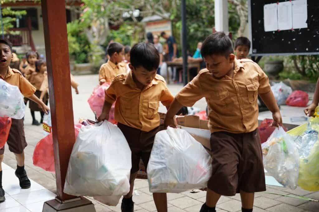 Edukasi sampah di SDN 05 Kesiman dalam kegiatan Voluntrip Waste Summit Bali