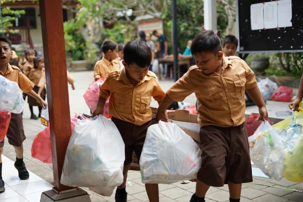 voluntrip waste summit bali 10 dompet dhuafa Edukasi sampah di SDN 05 Kesiman dalam kegiatan Voluntrip Waste Summit Bali