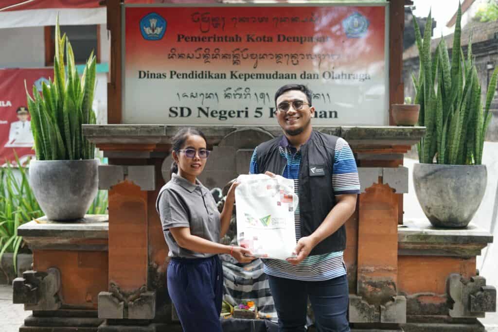 Edukasi sampah di SDN 05 Kesiman dalam kegiatan Voluntrip Waste Summit Bali
