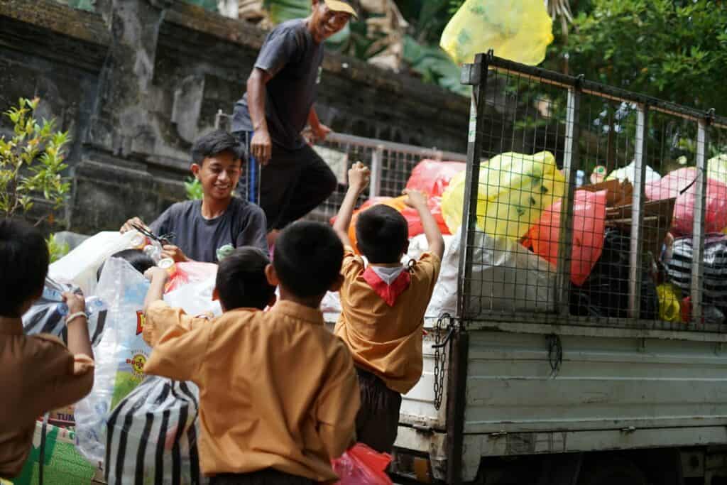 voluntrip waste summit bali 9 dompet dhuafa Edukasi sampah di SDN 05 Kesiman dalam kegiatan Voluntrip Waste Summit Bali