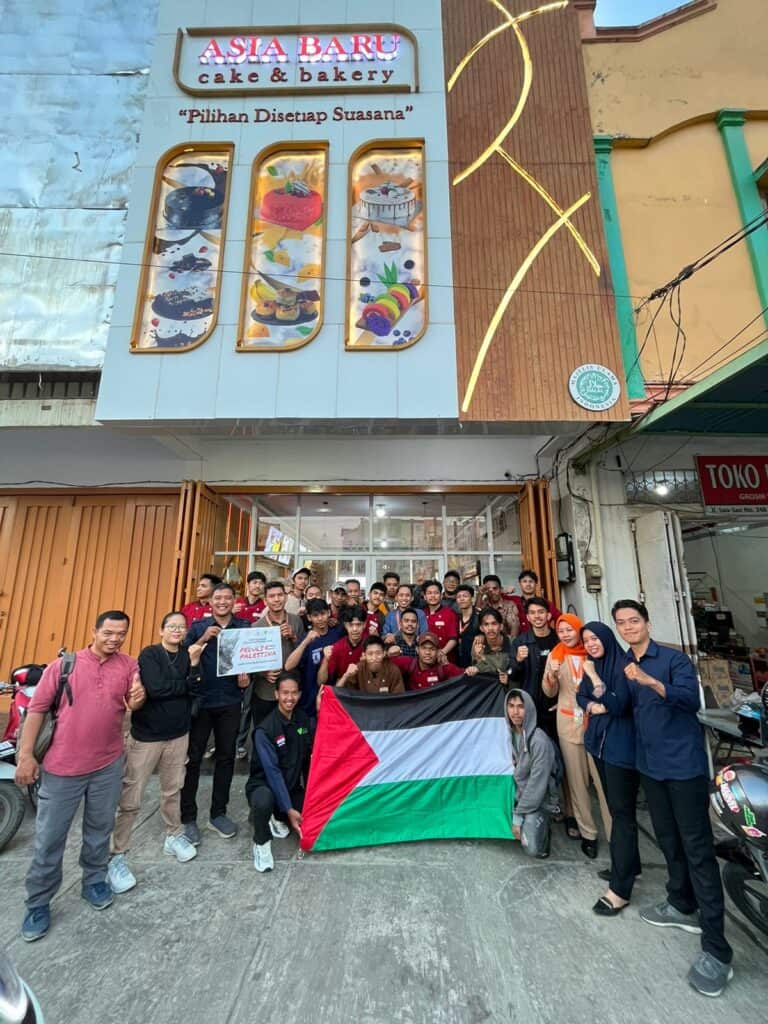 Asia Baru Cake Bakery Sao Sao salurkan donasi untuk Palestina melalui Dompet Dhuafa.