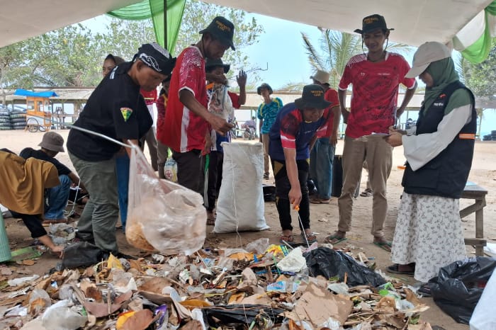 Peringati Hari Kesehatan Mental Dunia: LPM Dompet Dhuafa gelar Aksi Bersih Pantai