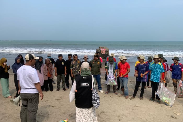 Peringati Hari Kesehatan Mental Dunia: LPM Dompet Dhuafa gelar Aksi Bersih Pantai