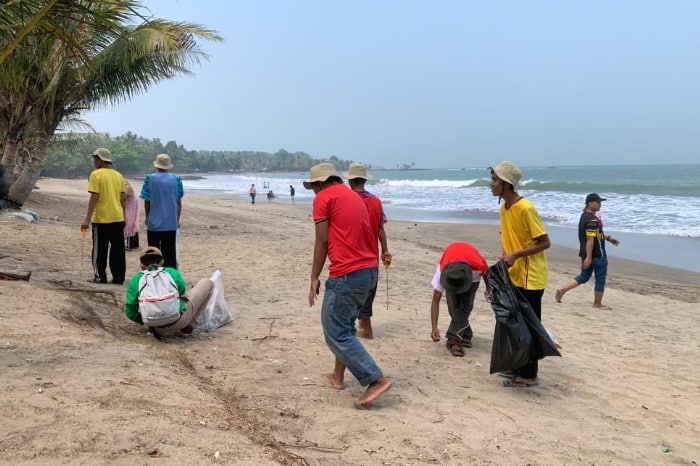 Peringati Hari Kesehatan Mental Dunia: LPM Dompet Dhuafa gelar Aksi Bersih Pantai