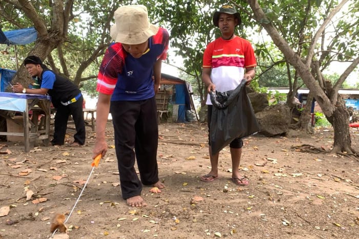 Peringati Hari Kesehatan Mental Dunia: LPM Dompet Dhuafa gelar Aksi Bersih Pantai