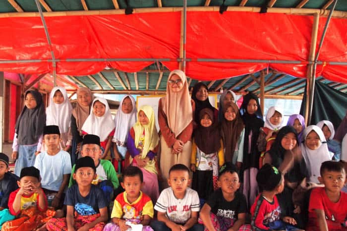 Ustazah Hamidah tetap mengajar di tengah duka Gempa Cianjur