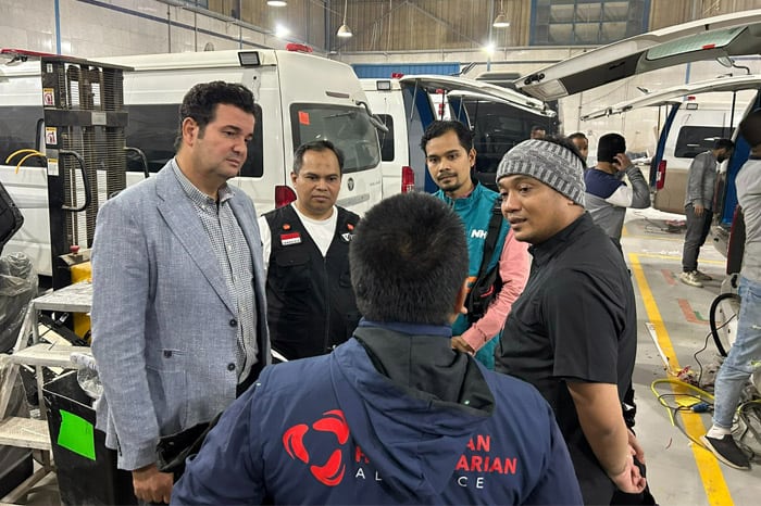 Tim kemanusiaan dompet dhuafa di karoseri ambulans mesir