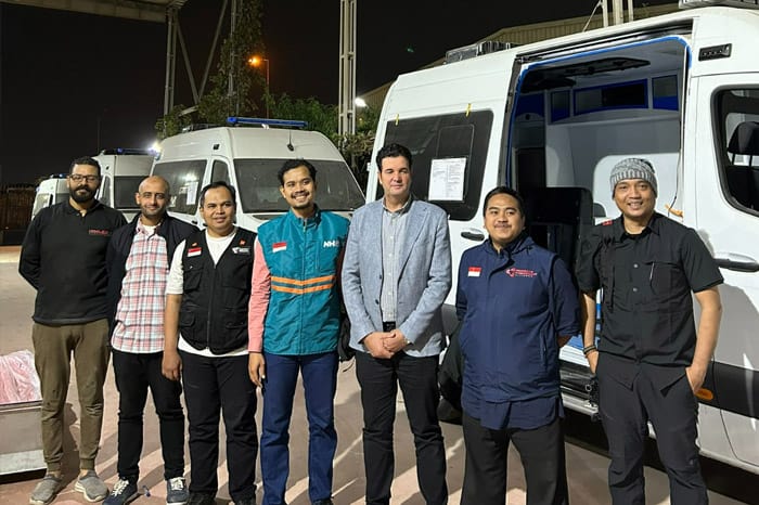 Tim kemanusiaan dompet dhuafa di karoseri ambulans mesir